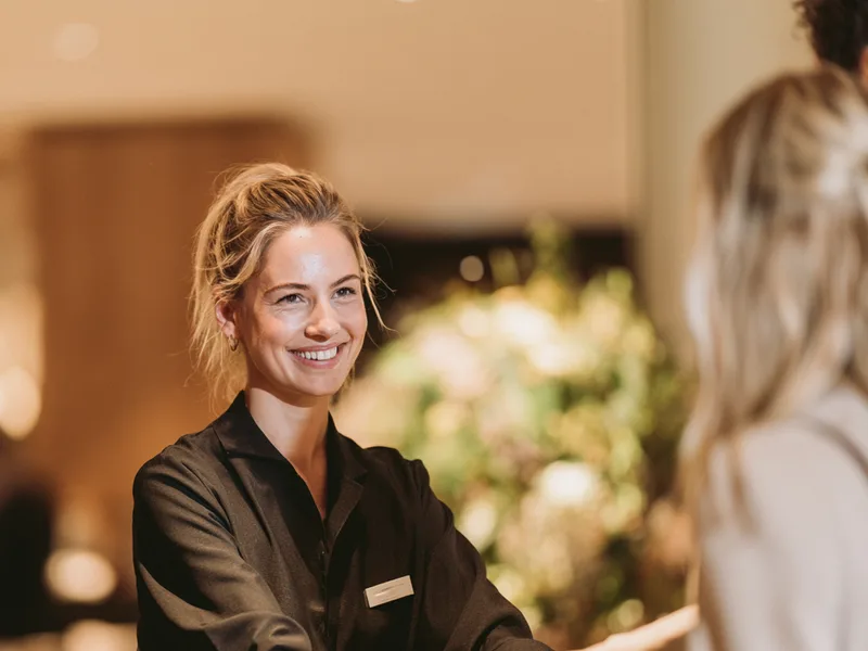 Gast wird an der Hotelrezeption begrüßt