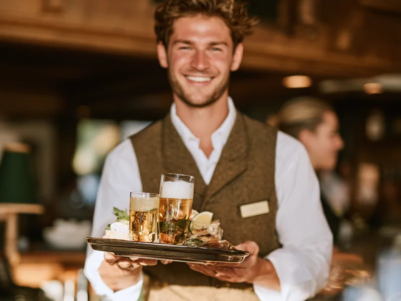 Kellner serviert Getränke in einem Restaurant
