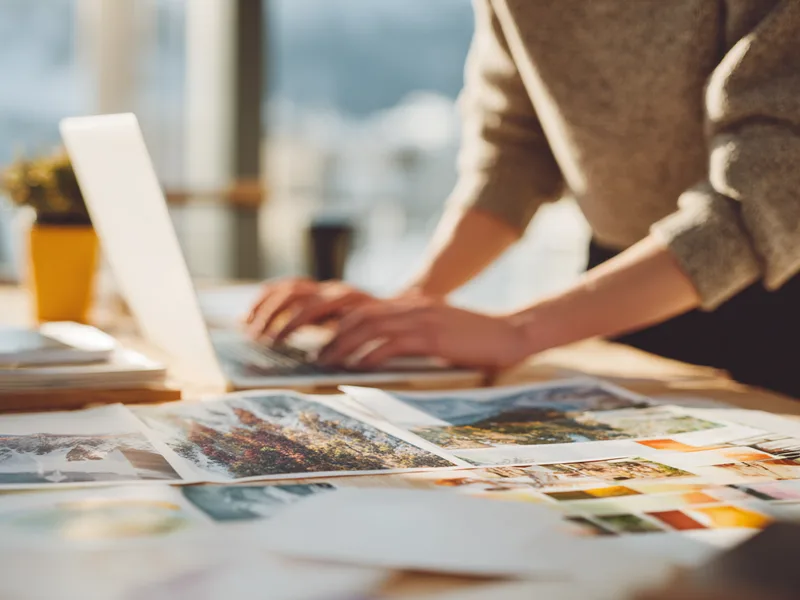 Marketingarbeit mit Moodboards und Laptop